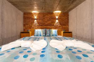 1 dormitorio con 1 cama grande y 2 almohadas en Industrial-style 2BD Loft with Parking Spot en Plovdiv