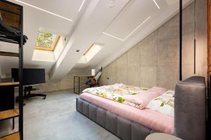 Postel nebo postele na pokoji v ubytování Industrial-style 2BD Loft with Parking Spot by Flat Mаnager