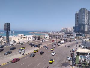 una concurrida calle de la ciudad llena de mucho tráfico en Serine Hostel, en Alejandría