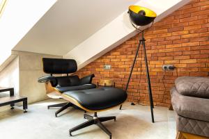 Posezení v ubytování Industrial-style 2BD Loft with Parking Spot by Flat Mаnager