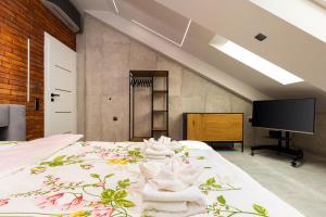 Postel nebo postele na pokoji v ubytování Industrial-style 2BD Loft with Parking Spot by Flat Mаnager