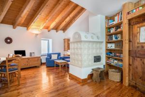 ein Wohnzimmer mit Kamin und ein Esszimmer in der Unterkunft Wunderhorn in Civezzano