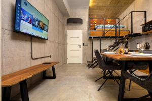 TV a/nebo společenská místnost v ubytování Industrial-style 2BD Loft with Parking Spot by Flat Mаnager