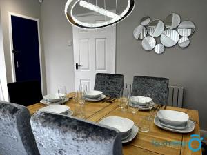 une table à manger avec des chaises et une salle à manger dans l'établissement Stylish House links to B'ham, Solihull, NEC, M42, à Sheldon