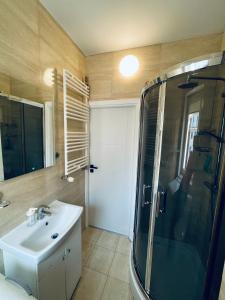 y baño con lavabo y ducha. en Boho Apartament Gdańsk Stare Miasto z widokiem na Marine, en Gdansk