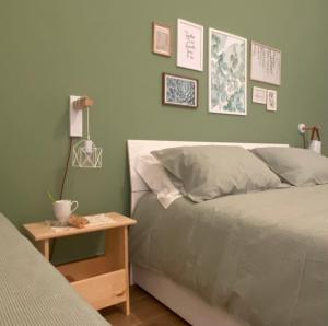 een slaapkamer met een bed en een bijzettafel met een lamp bij La Casa di LiLù in Taranto