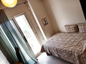 una camera con un letto e una grande finestra di Korfe Estate a Fodele