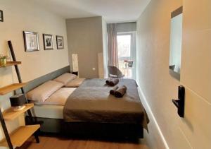 Un dormitorio con una cama con un osito de peluche. en MG-Quartier Hostel, en Mönchengladbach