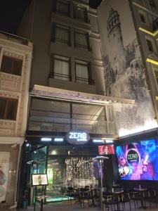 イスタンブールにあるMas Suites Karaköyの建物の前にあるレストラン