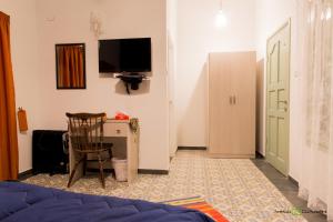 Televiisor ja/või meelelahutuskeskus majutusasutuses Al-Hakim Boutique Hotel Old Town Nazareth