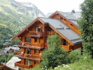a large wooden house with balconies on a mountain at Appartement Valloire, 2 pièces, 4 personnes - FR-1-263-454 in Valloire