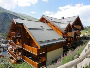 uma casa de madeira com telhado de metal em Appartement Valloire, 2 pièces, 4 personnes - FR-1-263-454 em Valloire