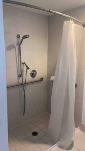 Un baño de Miami Beach 1 Bedroom w Pool 1109A