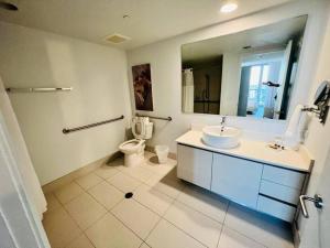 Un baño con lavabo, inodoro y espejo. en Miami Beach 1 Bedroom w Pool 1109A, en Hallandale Beach