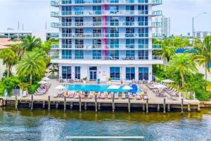 un complejo con un muelle con sillas y una piscina en Miami Beach 1 Bedroom w Pool 1109A, en Hallandale Beach