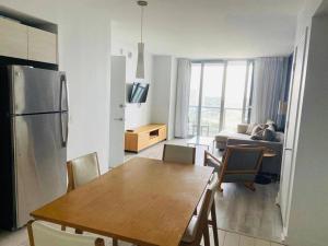 Una cocina o zona de cocina en Miami Beach 1 Bedroom w Pool 1109A
