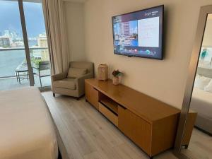 Una televisión o centro de entretenimiento en Miami Beach 1 Bedroom w Pool 1109A