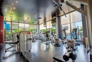 un gimnasio con varias cintas de correr y máquinas elípticas en Miami Beach 1 Bedroom w Pool 1109A, en Hallandale Beach