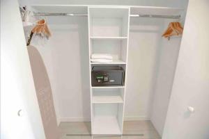Imagen de la galería de Miami Beach 1 Bedroom w Pool 1109A, en Hallandale Beach
