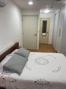 - une chambre avec un lit blanc orné de fleurs dans l'établissement Bala Beach Paradise 1-bedroom Fully Equipped apt., à Colón