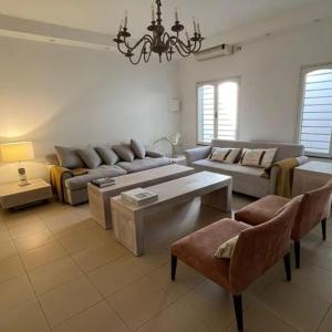 ein Wohnzimmer mit einem Sofa und einem Tisch in der Unterkunft Berenguer Inmobiliaria in La Rioja