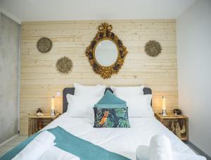 sypialnia z łóżkiem z lustrem na ścianie w obiekcie Le Joyau ! Brillant & Chic - Park. Privé - Premium w Troyes