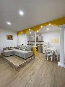 uma sala de estar com um sofá e uma mesa em Dar Zohra em Pozzuoli