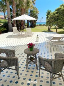 patio con sedie, tavolo e ombrellone di Il mare di Ciccio ad Avola