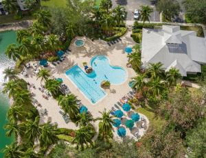 een uitzicht over het zwembad van het resort bij Lely Greenlinks Top Floor - on Golf Course, Minutes from Beaches, Downtown! in Naples