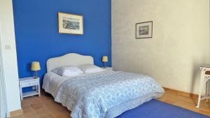 En eller flere senge i et værelse på Villa Armalac