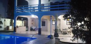 une maison avec une piscine la nuit dans l'établissement CASA DE PRAIA CABO FRIO, à Cabo Frio
