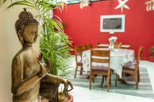 a statue in a room with a dining room at Yorkshire Inn in Mount Ābu