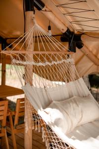 eine Hängematte, die von einer Decke im Zimmer hängt in der Unterkunft Glamping Mandra Kanev in Leplyavo