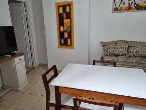 sala de estar con mesa blanca y sofá en Departamento Mendoza Olascoaga 2 en Mendoza