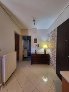 un couloir avec un mur en briques et une table avec une lampe dans l'établissement Konstanz apartment, à Markopoulon