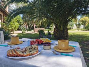 uma mesa com um prato de comida e copos sobre ela em Casa de Campo Don Claudio em General Viamonte