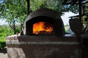 um forno de tijolos com um fogo dentro dele em Casa de Campo Don Claudio em General Viamonte