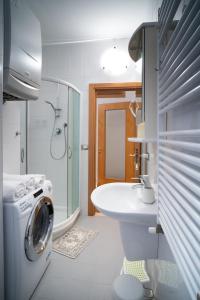 Un baño con lavadora y lavabo. en Casa dell'Architetto, en Chioggia