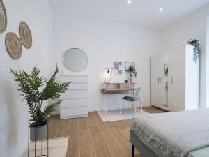 a bedroom with a bed and a desk and a chair at Casa Design Con A/C e WiFi_[7 MINUTI CIAMPINO AEROPORTO] in Ciampino