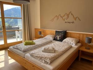 ein Schlafzimmer mit 2 Betten mit Kissen darauf in der Unterkunft Sun Apartments - with Dolomiten Panorama in Lienz