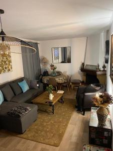 - un salon avec un canapé et une table dans l'établissement VILLA EDEN, à Figari