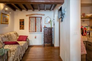 Χώρος καθιστικού στο Monica appartamento con giardino al Ponte Vecchio