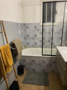 フィガリにあるVILLA EDENのバスルーム(シャワー、バスタブ、シンク付)