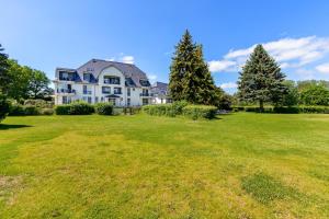 ein großer Hof mit einem großen Haus im Hintergrund in der Unterkunft Residenz am Balmer See - BS 07 mit Wellnessbereich in Balm