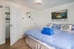 Ein Bett oder Betten in einem Zimmer der Unterkunft Fairwinds,Bigbury on sea ,Three-bed Beach House