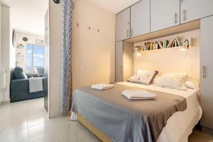 1 dormitorio con 1 cama grande y 2 toallas. en Apartamento Welcs EMP 053 Frente al Mar, en Empuriabrava