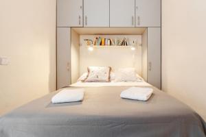 1 cama grande con 2 almohadas blancas. en Apartamento Welcs EMP 053 Frente al Mar, en Empuriabrava