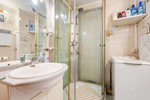 y baño con lavabo y ducha. en Apartamento Welcs EMP 053 Frente al Mar, en Empuriabrava