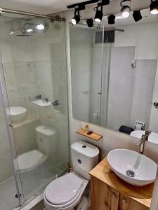 een badkamer met een douche, een toilet en een wastafel bij Apartamentos céntricos y cómodos en Chapinero in Bogota