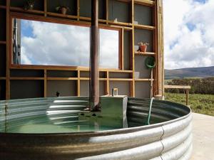 una piscina de agua frente a un edificio en Slow Track Farm en Baardskeerdersbos